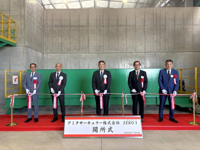 開所式でリボンカットを行う関係者