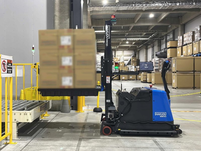 AutoForkがパレットを垂直搬送機に移動