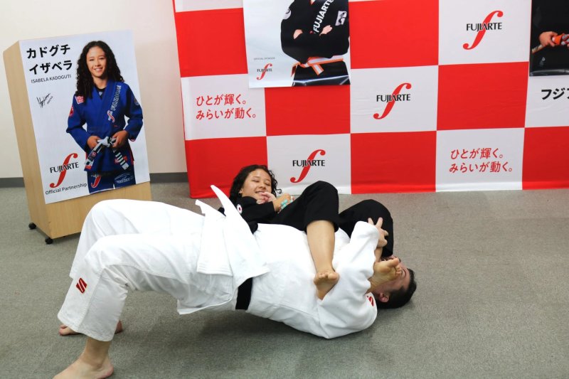 イザベラ選手によるブラジリアン柔術のデモンストレーション