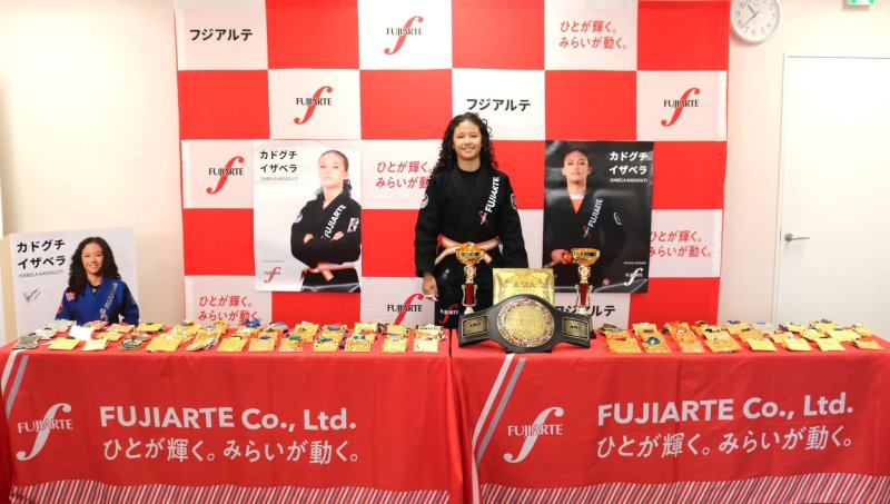 イザベラ選手とメダル、トロフィー
