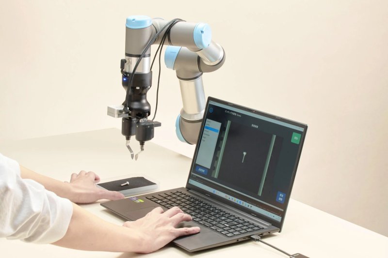ロボットがネジをピッキングする様子
